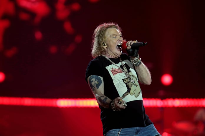 Axl Rose Kolombiya konserinde Filistin bayrağı açtı