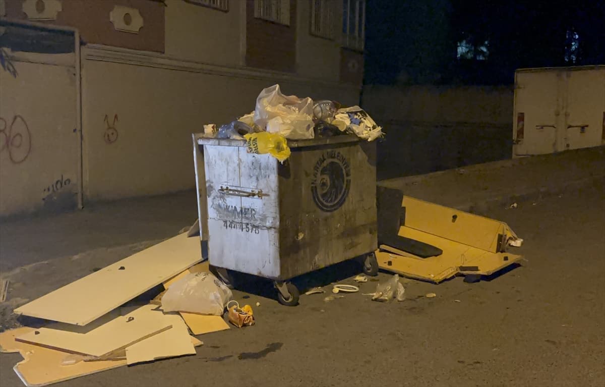 Kartal Belediyesi'nde temizlik işçileri maaşları ödenmediği için iş yavaşlattı
