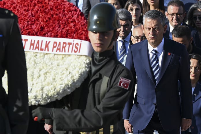 Yargı, yolsuzluk ve istifa kıskacı: CHP bölünüyor mu? 