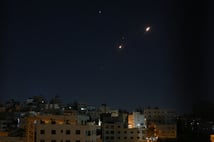 İran, İsrail'i füze yağmuruna tuttu