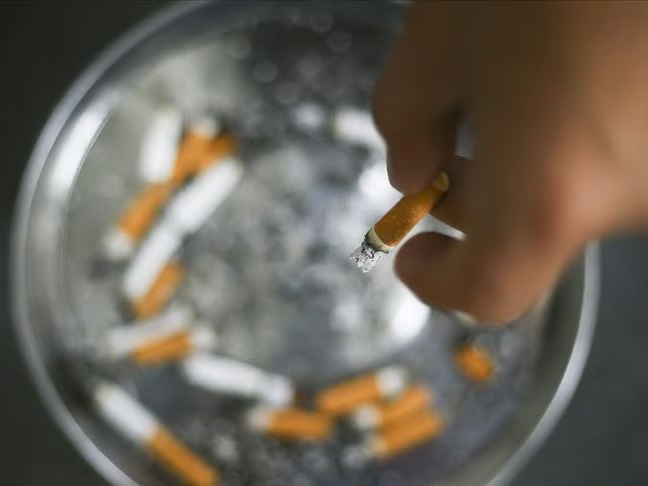 Sigaraya başlama yaşı 16'ya kadar indi, her 10 kişiden biri bile sorun görmüyor!