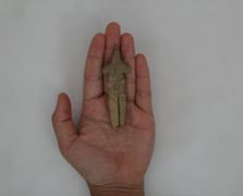 İzmir'deki Ulucak Höyüğü'nde 8 bin yıllık tilki postlu figür bulundu