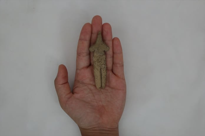 İzmir'deki Ulucak Höyüğü'nde 8 bin yıllık tilki postlu figür bulundu