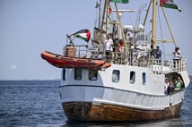 Hanzala gemisi Gazze'ye yaklaşıyor: İsrail SİHA’ları geminin üzerinde