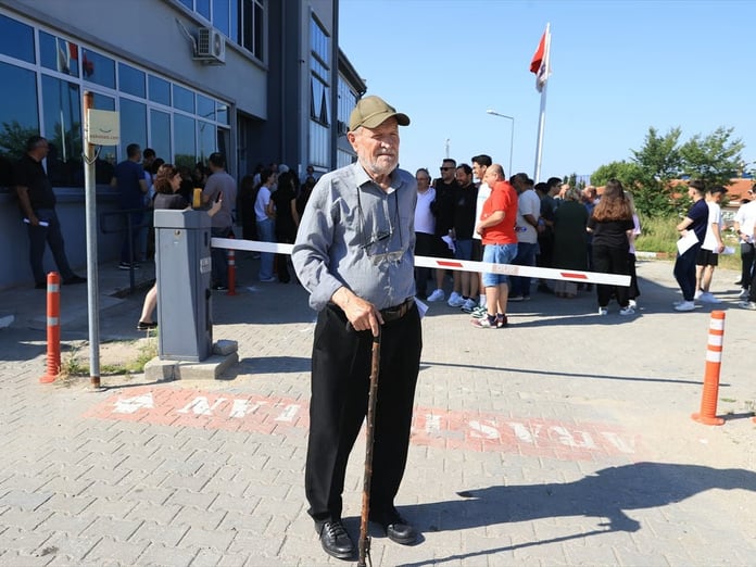 İşte YKS'nin 81 yaşındaki en yaşlı adayı! 'Filozof hurdacı' lakaplı Şevki amca
