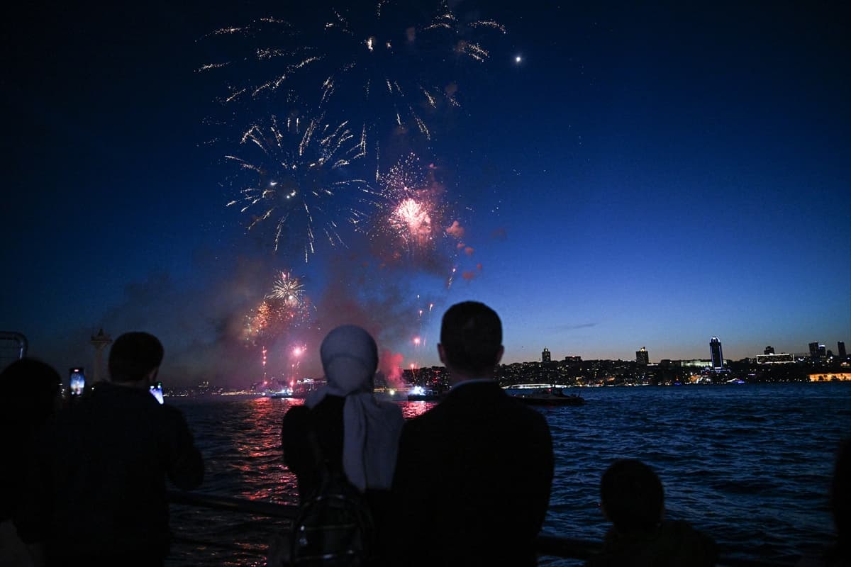 İstanbul'un fethinin 573. yıl dönümü dün gece böyle kutlandı! İşte o görsel şölen...