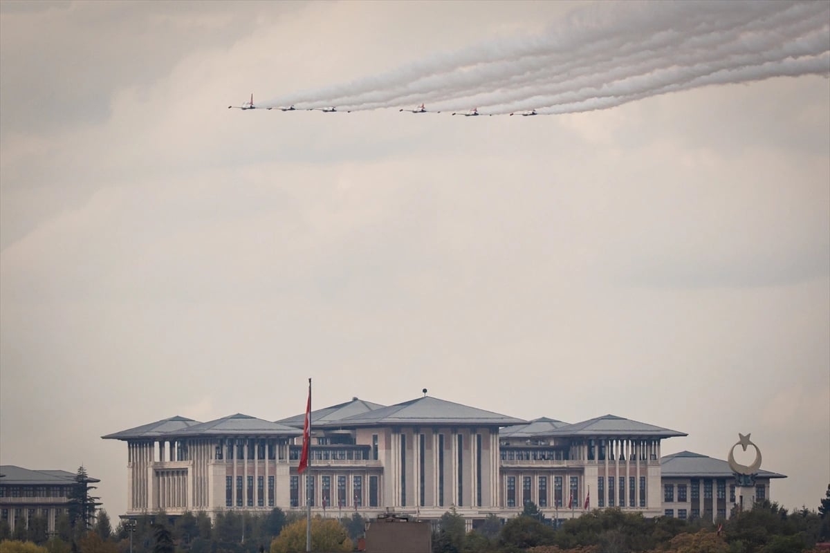 Türk Yıldızları Ankara semalarında parladı
