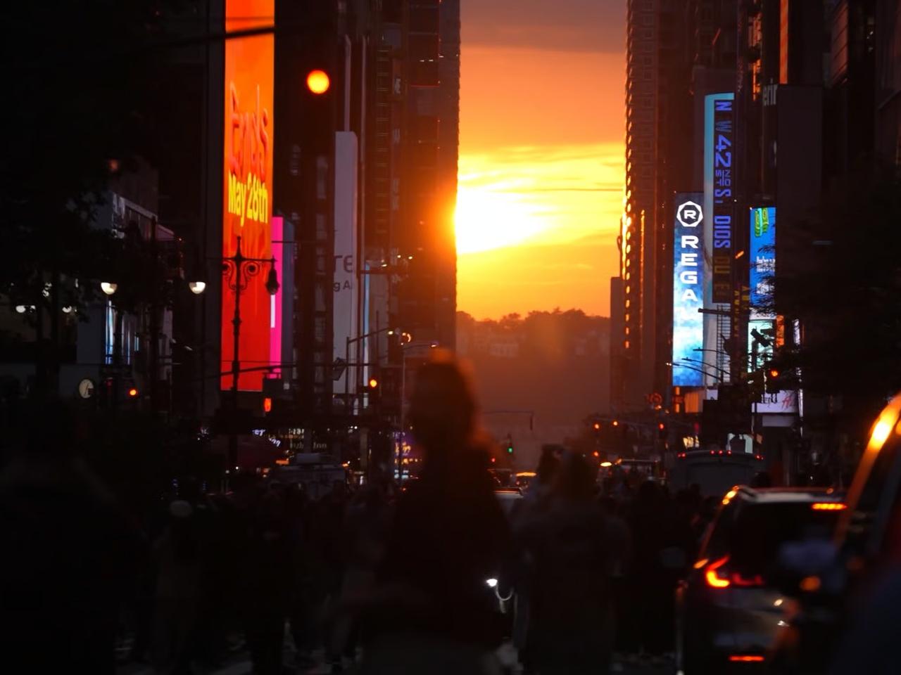 "Manhattanhenge" için yüzlerce kişi toplandı