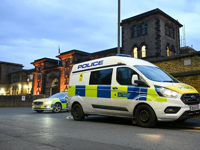 İngiltere'de iki mahkum yanlışlıkla serbest bırakıldı