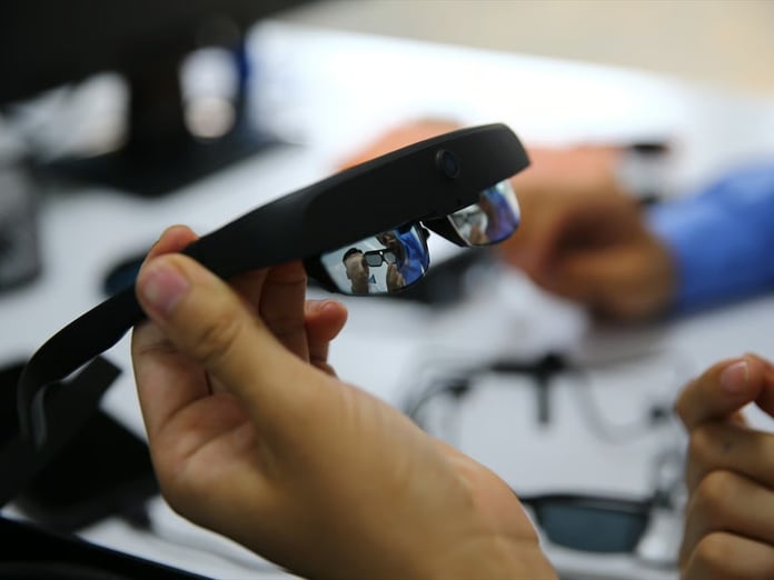 Görme engellilere "Sesli rehber" akıllı gözlük