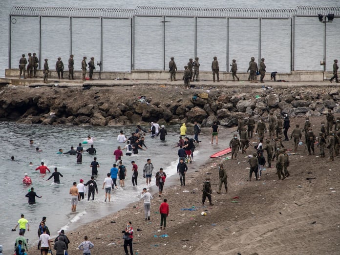 İspanya’nın Kuzey Afrika’daki Ceuta bölgesi göçmen çocuk akınıyla “çökme noktasında”