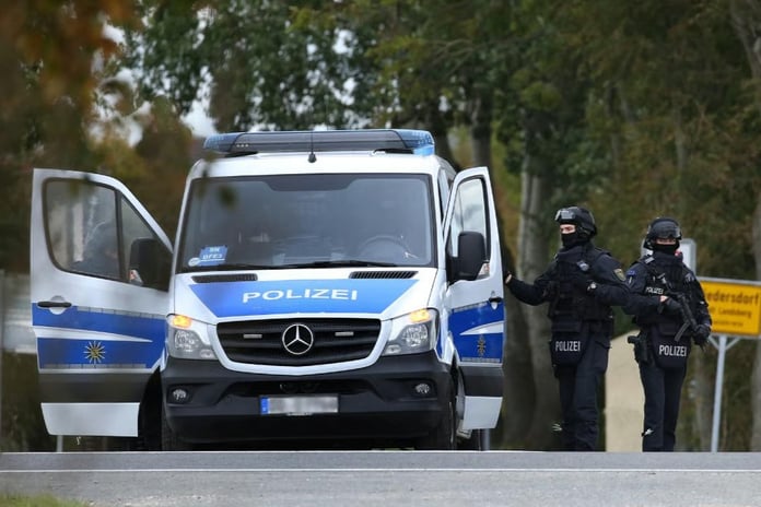 Almanya'da tatbikatı gerçek sanan polis askerlerle çatıştı