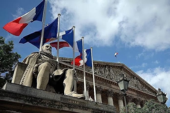Fransa’da siyasi kriz borç riskini büyütüyor
