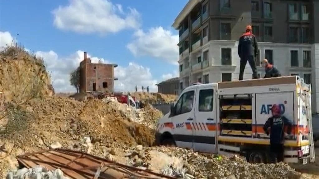 Başakşehir'de istinat duvarı çöktü
