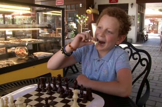 Çikolatadan satranç: Kazandığı taşları yiyebiliyorlar