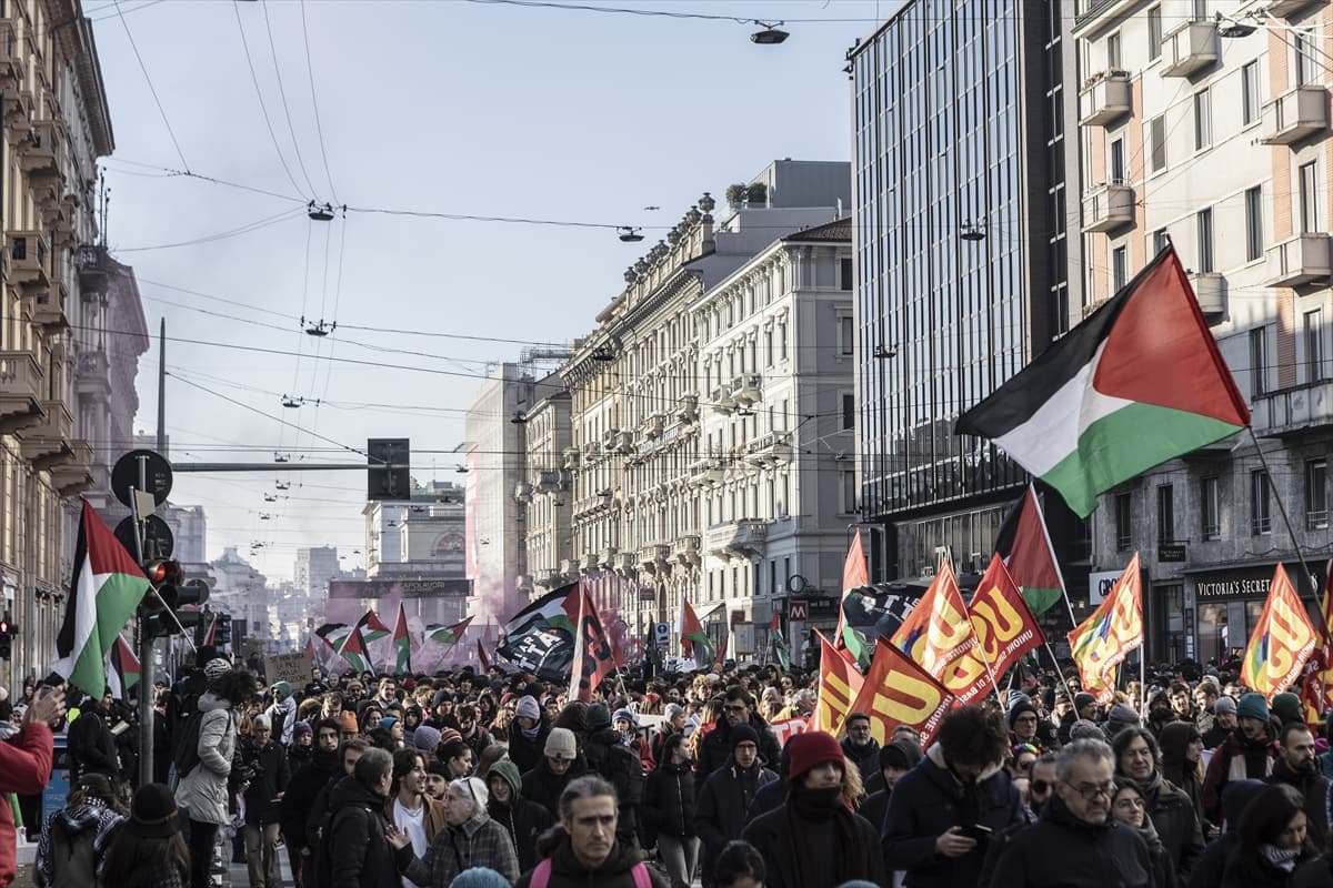 Milano'da binlerce kişi Meloni'ye karşı sokağa çıktı