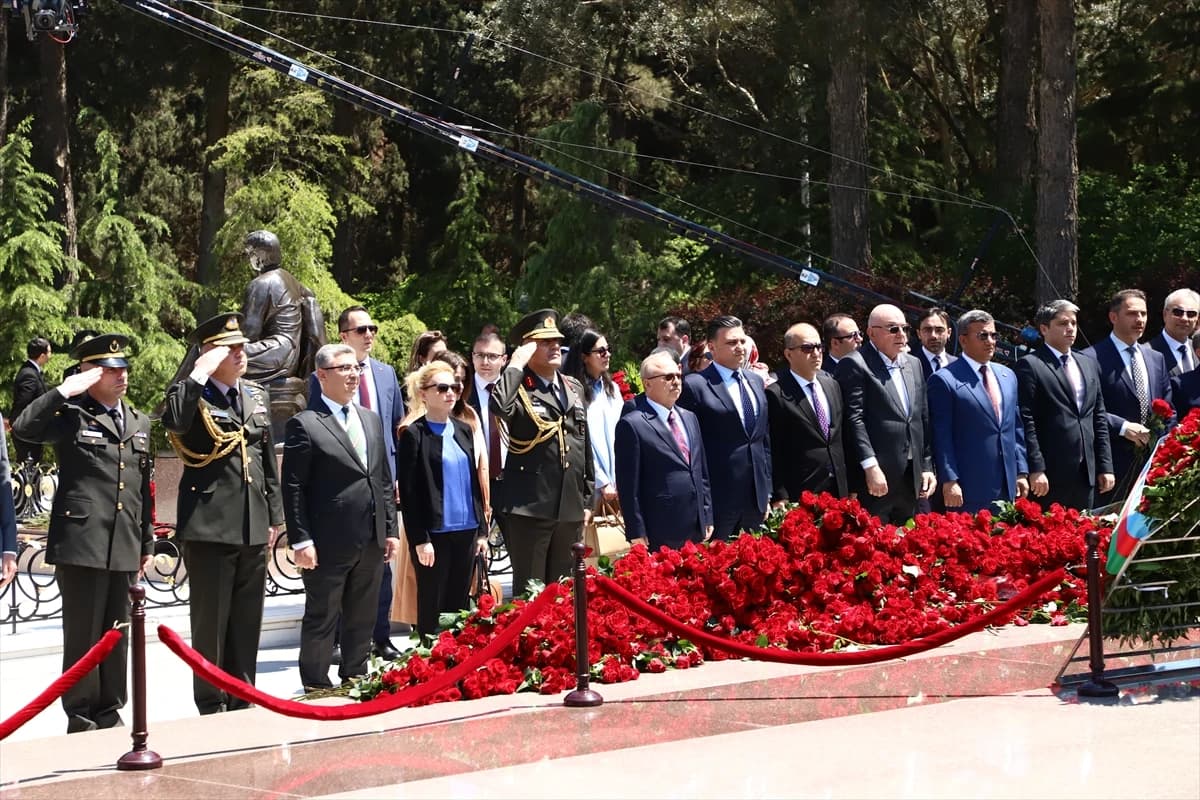 Haydar Aliyev Bakü'de mezarı başında anıldı