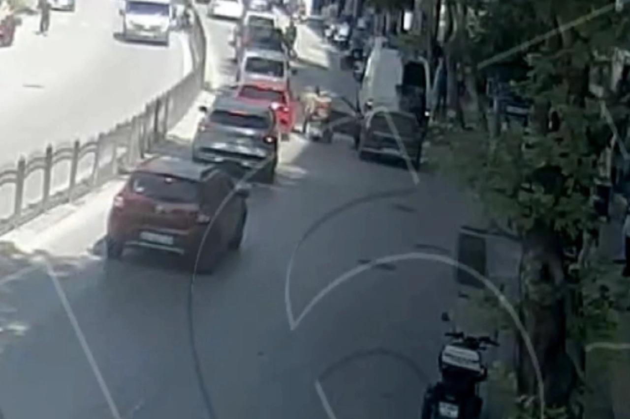 Akan trafikte sürücünün açtığı kapı bisikletteki kadına çarptı
