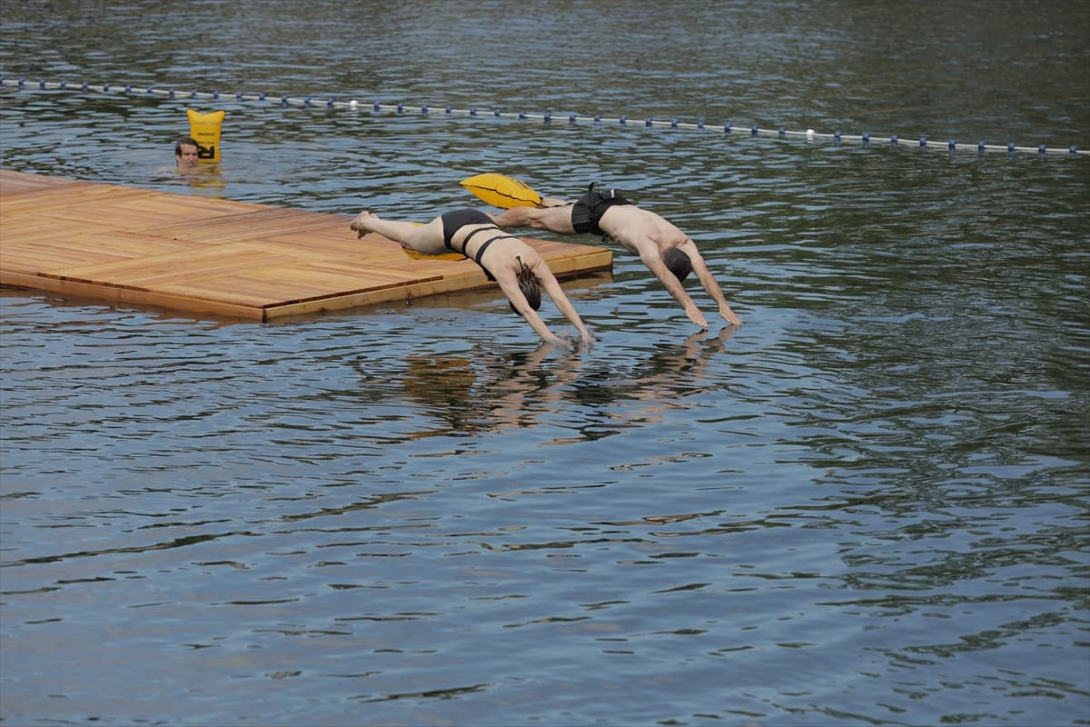 Paris'teki Seine Nehri 100 yıl sonra yüzmeye açıldı