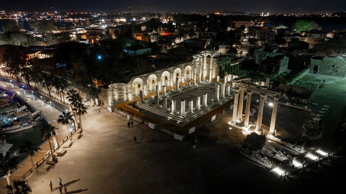 Antalya'nın antik mirası gece ışıklarıyla farklı bir ruh kazanıyor