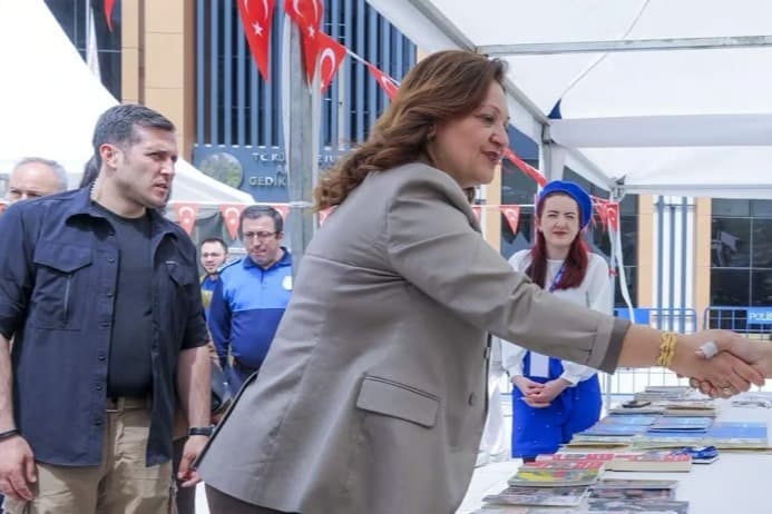 CHP "Sokağa çıkamaz" diye tehdit etmişti! Burcu Köksal'dan korumalarla gövde gösterisi