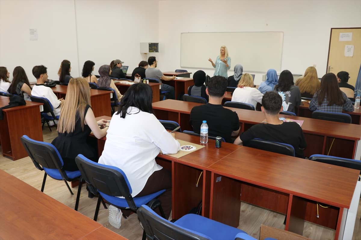 Sınıf arkadaşlarının "Selma teyzesi" meslek yüksekokulunu bitirdi