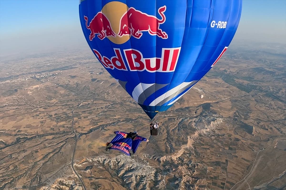 Wingsuit sporcusundan Kapadokya'da adrenalin dolu uçuş