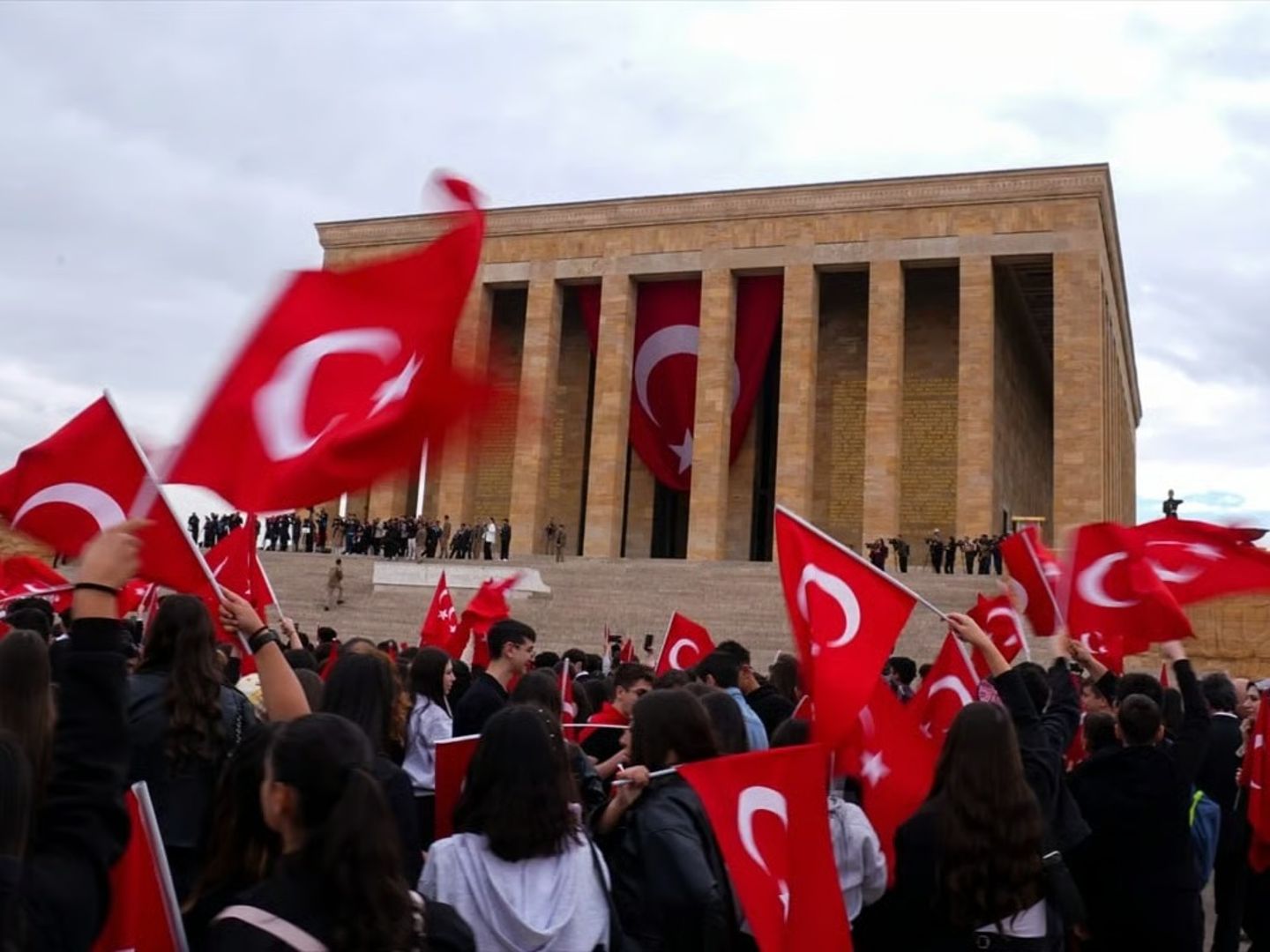 Anıtkabir'de 19 Mayıs coşkusu! Türkiye'nin dört bir yanından gençler bir araya geldi