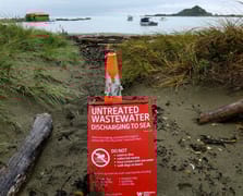 Yeni Zelanda’da arıtma tesisinin çökmesiyle milyonlarca litre atık okyanusa akıyor