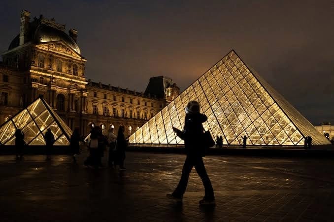 Louvre Müzesi için kapanma uyarısı