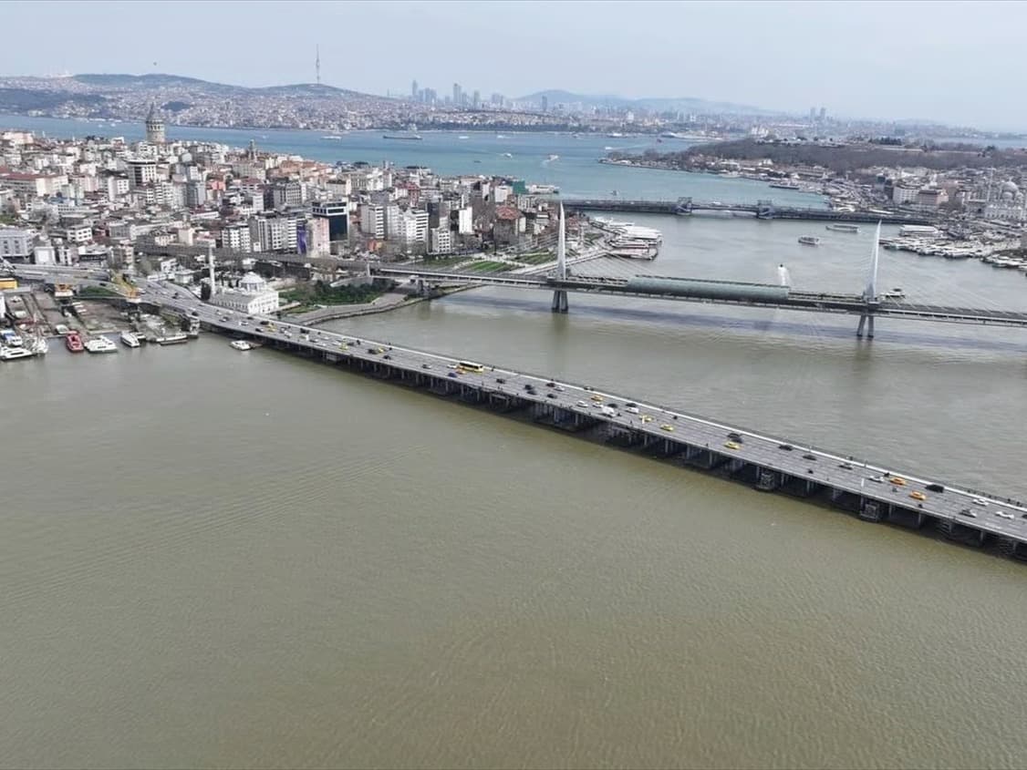 Haliç'in rengi kahverengiye büründü