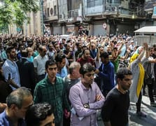 Tahran'da esnaflar ekonomi politikalarını protesto etti
