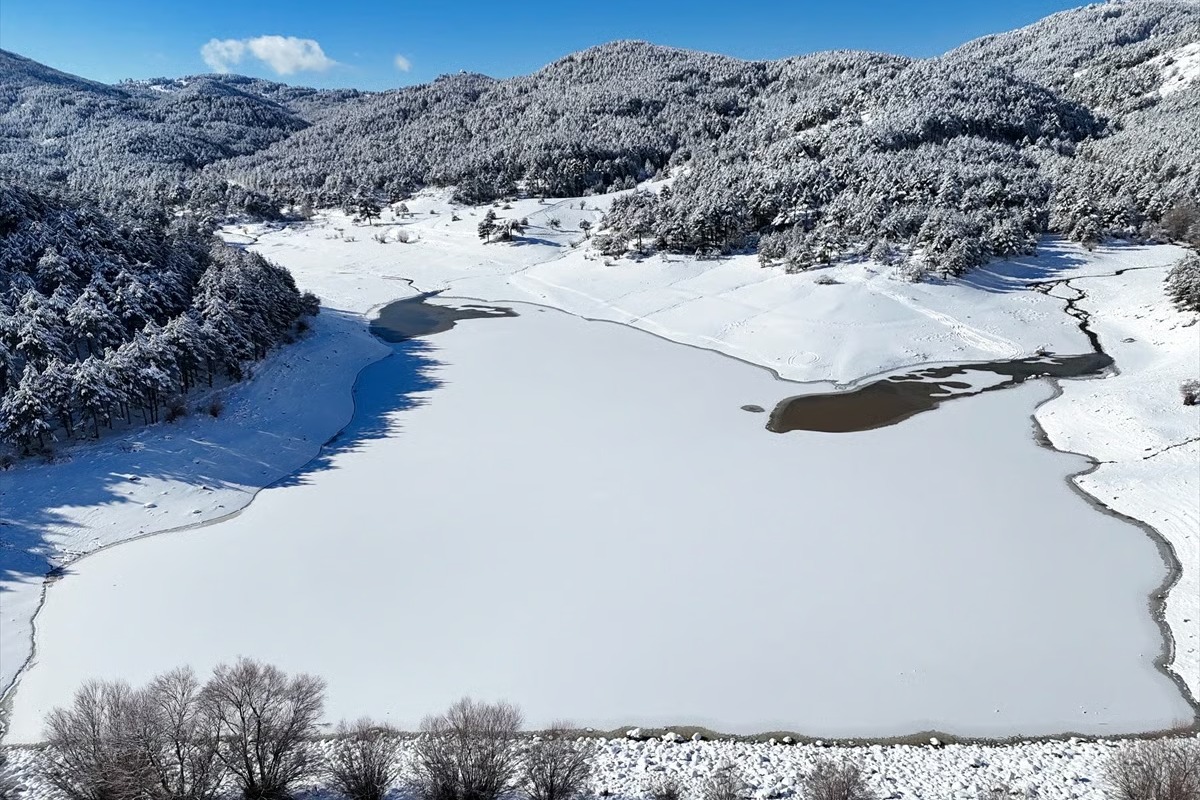 Uşak'ta baraj ve göller buz tuttu