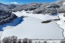 Uşak'ta soğuk hava etkili oluyor: Baraj ve göller buz tuttu