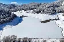 Uşak'ta soğuk hava etkili oluyor: Baraj ve göller buz tuttu