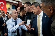 Fenerbahçe Divan Kurulu'nda tansiyon yükseldi: Ali Koç'tan müjde, Aziz Yıldırım'dan eleştiri