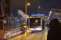 Seyir halindeki metrobüsün motor kısmında yangın çıktı
