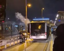 Seyir halindeki metrobüsün motor kısmında yangın çıktı