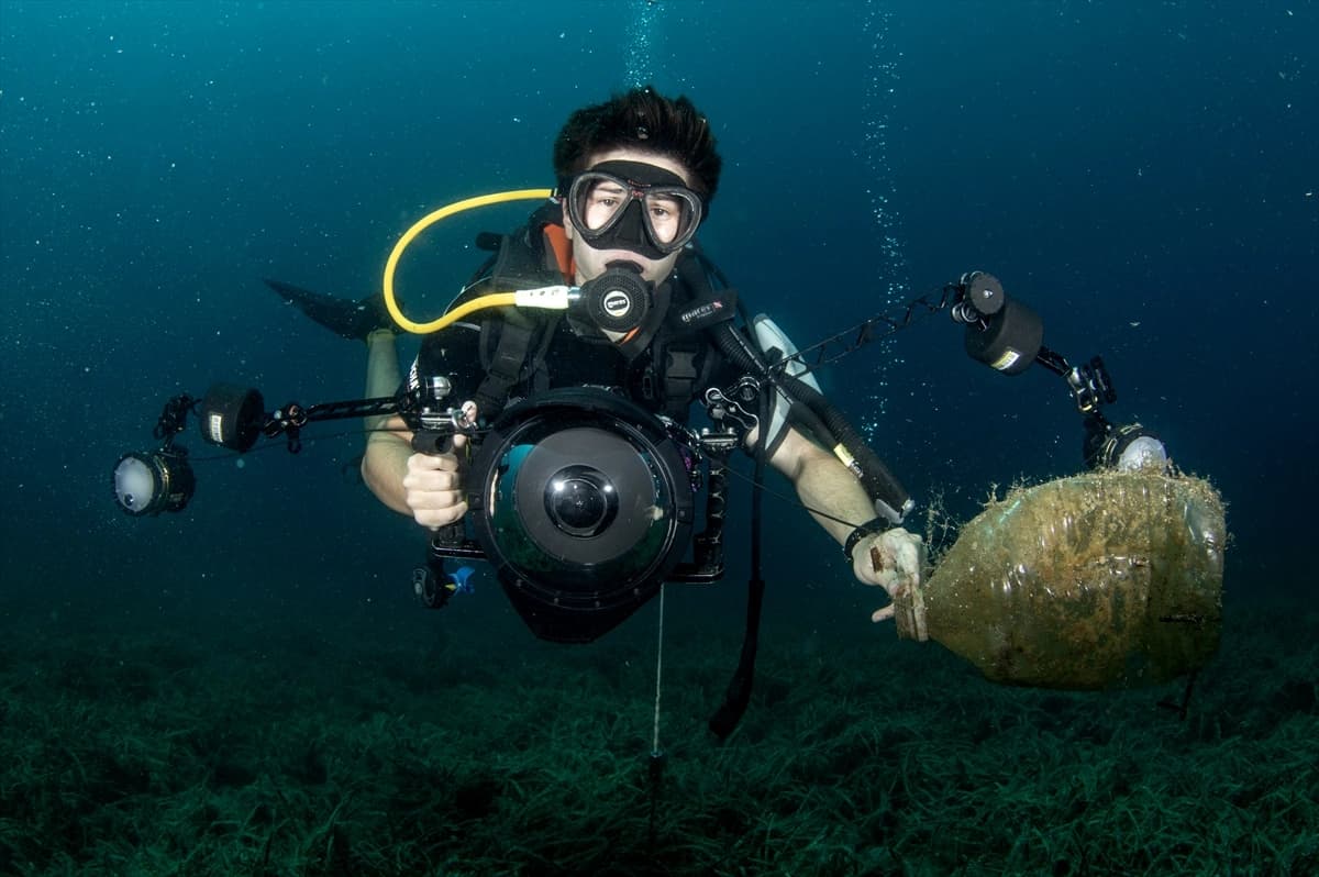 Deniz kirliliğinin sudaki izlerini fotoğraflıyor