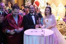 Patlamada sol yanı felç kalan gazi 14 yıllık sevgilisiyle dünyaevine girdi