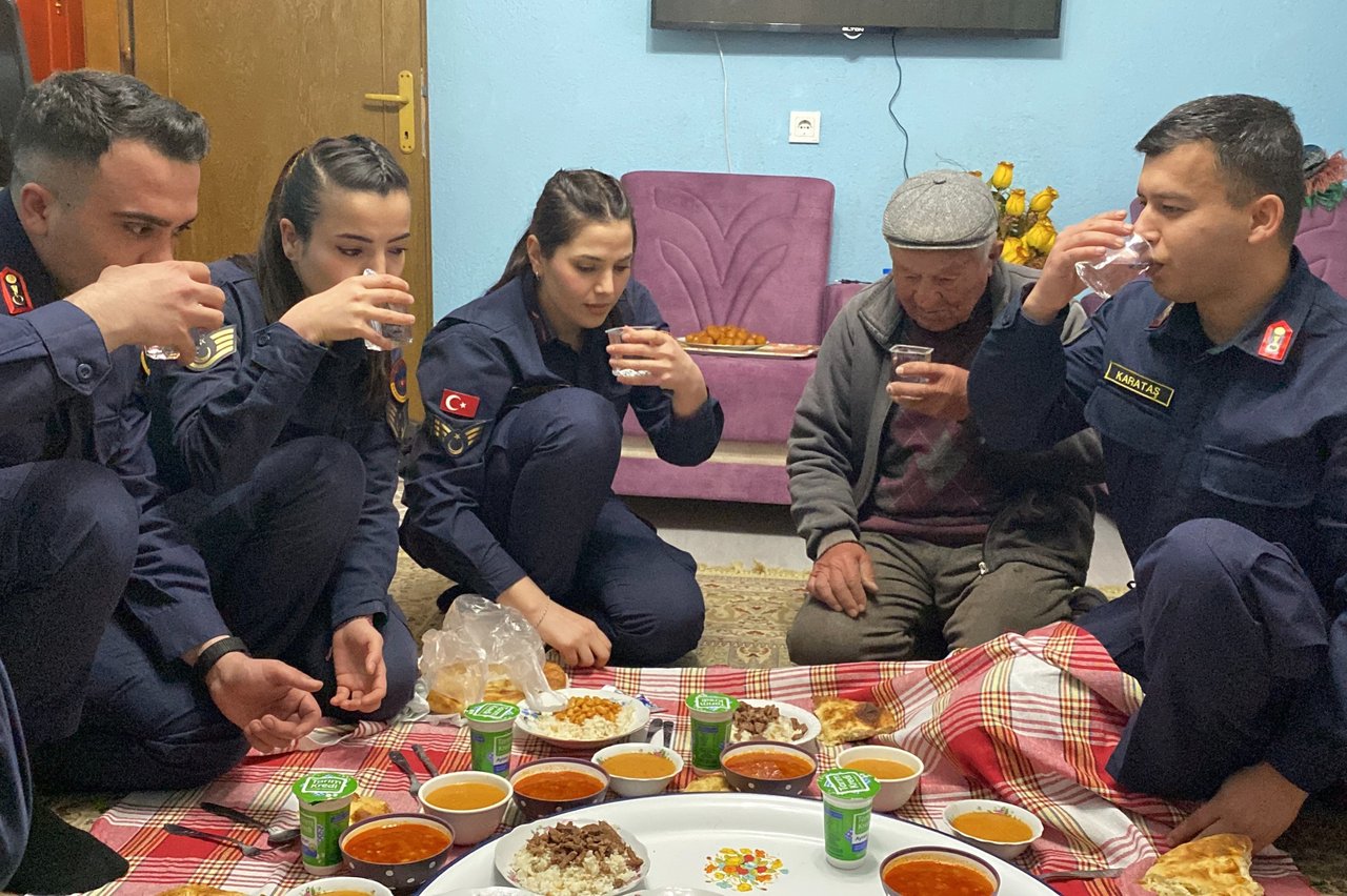 Jandarmadan gaziye sürpriz iftar
