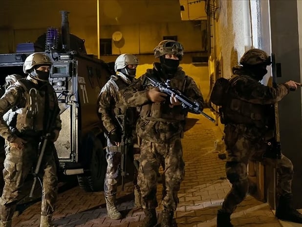 İstanbul'da DEAŞ operasyonu! 8 adrese baskın