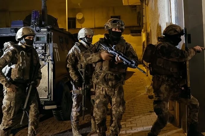 İstanbul'da DEAŞ operasyonu! 8 adrese baskın