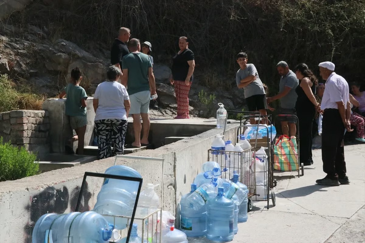 İzmir'de su kesintileri sebebiyle kuyruk oluştu