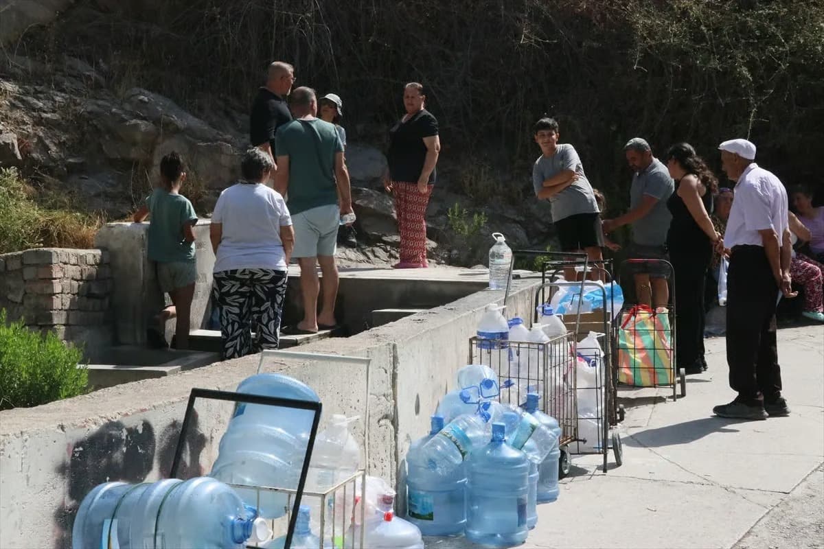İzmir'de su kesintileri sebebiyle kuyruk oluştu