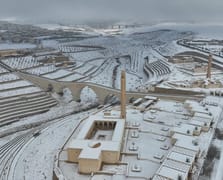 Hasankeyf'teki tarihi yapılar beyaza büründü