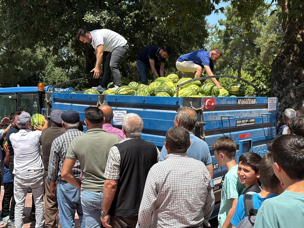 Dedelerinin hayrına tonlarca karpuz dağıttılar