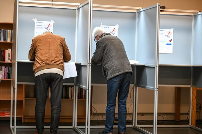 Hollanda’da seçim sürprizi: Aşırı sağ gerilerken merkez güçlendi