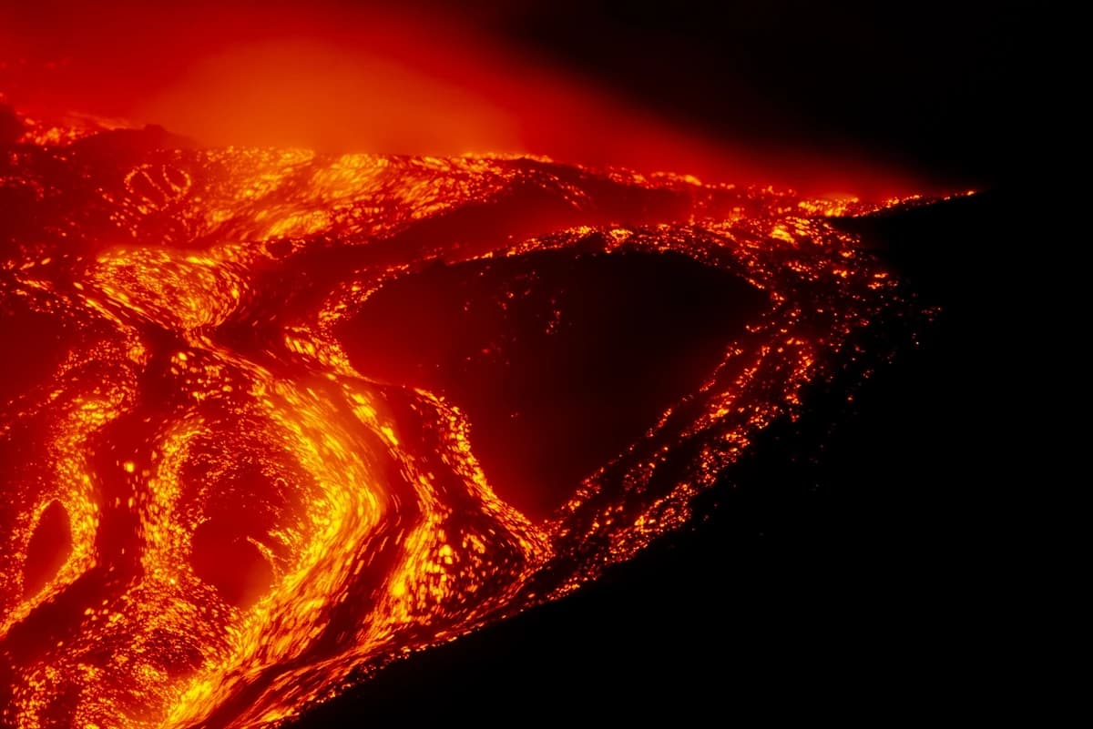 Etna Yanardağ tüm kızgınlığıyla lav püskürtmeye devam ediyor