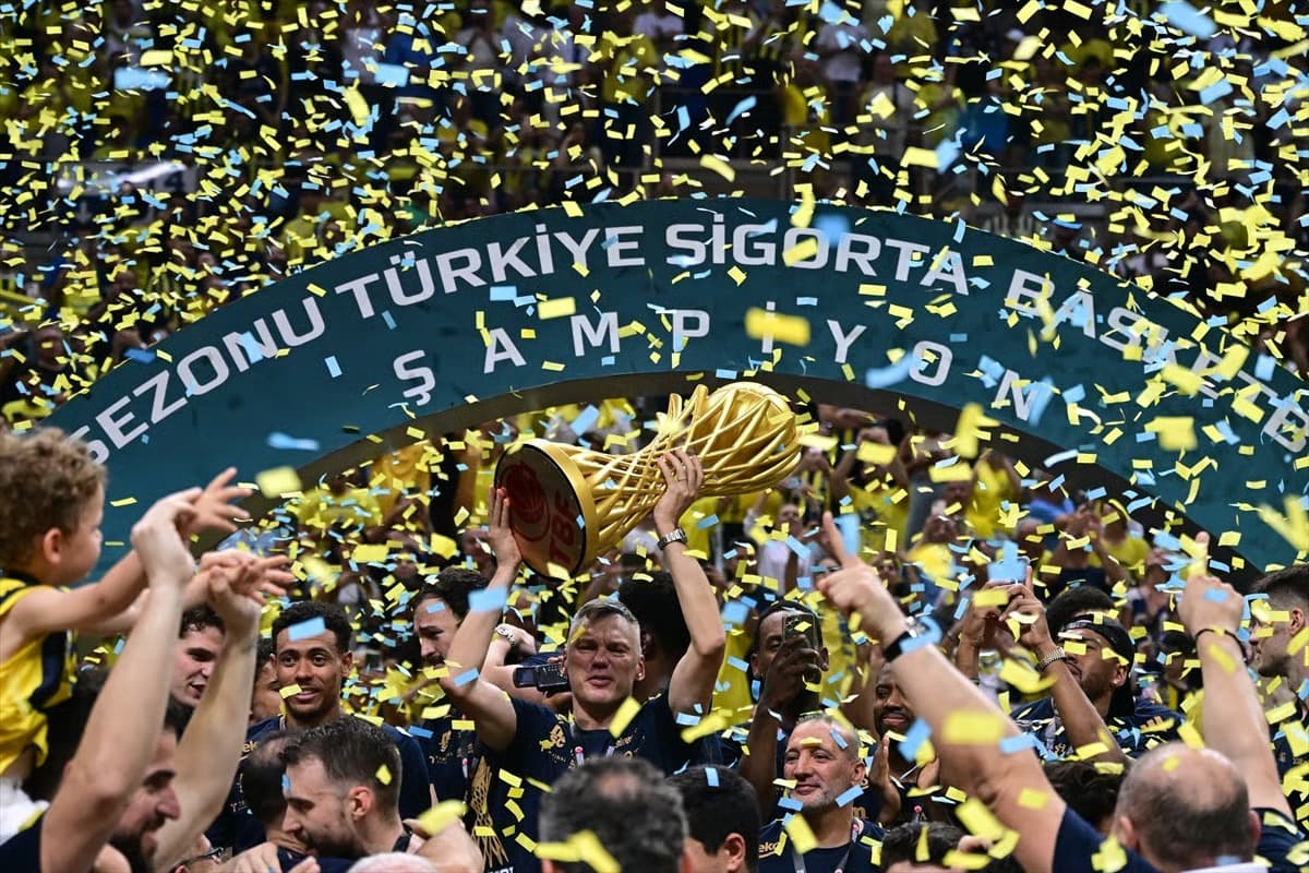 Fenerbahçe'den rekorlarla şampiyonluk: Tek sezonda üç kupa